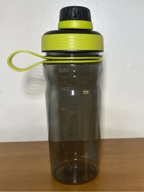 Rubbermaid Water Bottle 20 oz Screw On Lid Finger Loop Green Durable Cup 1V69